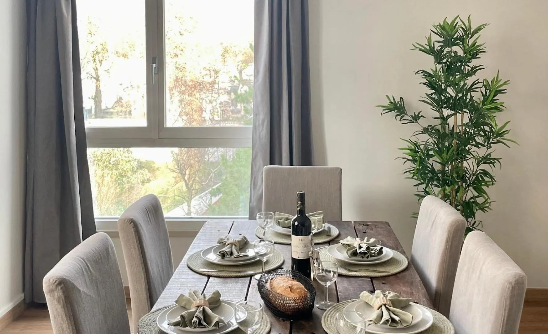 Luxurious & Spacious Flat In Paryż